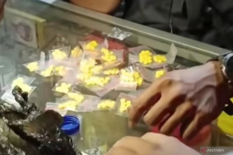 polisi-sita-ribuan-obat-keras-usai-gerebek-kios-kosmetik-di-jaktim