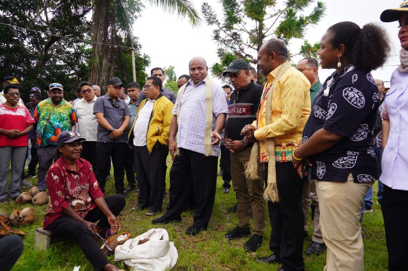 gubernur-papua-tinjau-gudang-kopra-koperasi-yora-mekhande-jaya-sarmi