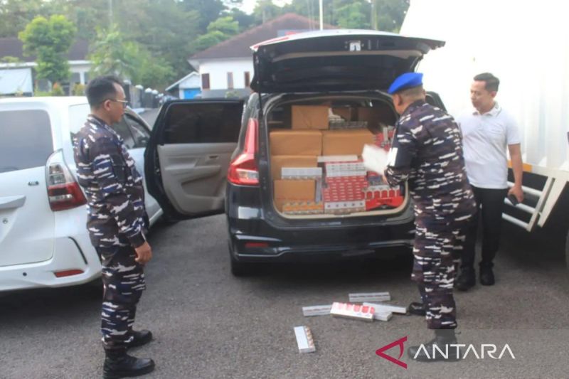 Lanal serahkan barang bukti rokok ilegal hasil operasi ke Bea Cukai? — INDONESIA — ERYU PROJECT