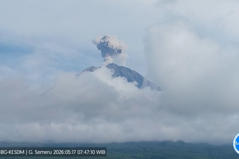 Gunung Semeru erupsi tiga kali pada Minggu pagi