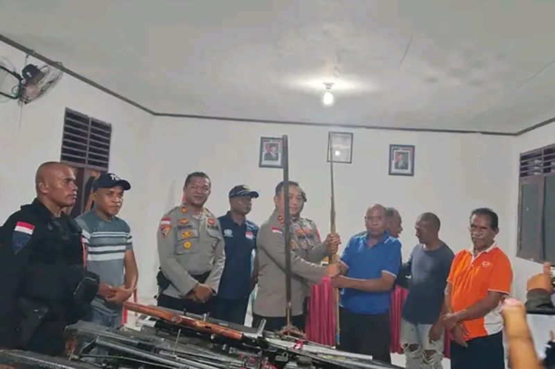 Polisi menerima 57 pucuk senjata rakitan sisa konflik antar desa