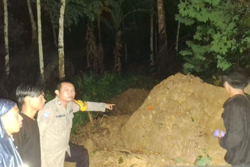 Dua warga Kabupaten Tapanuli Selatan dilaporkan tertimbun longsor