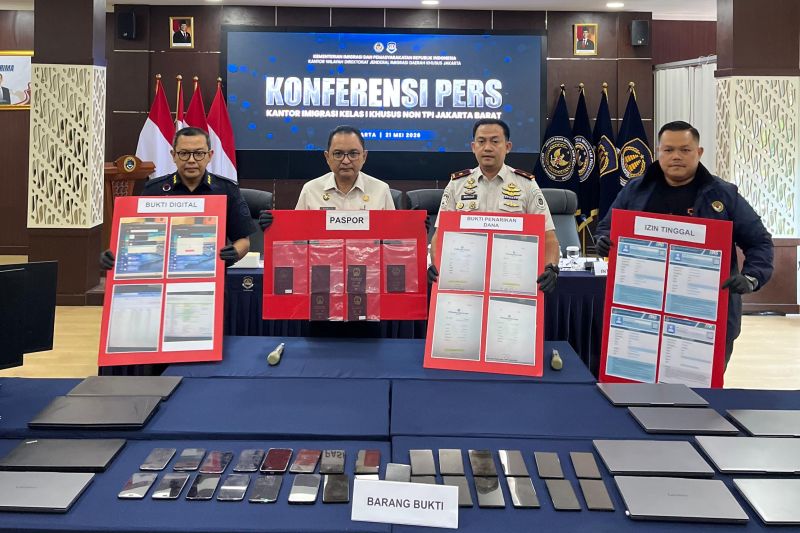 imigrasi-jakbar-tangkap-4-wna-pelaku-penipuan-berkedok-aplikasi-pembayaran