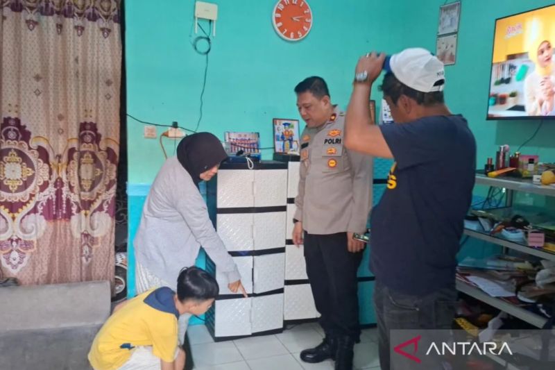 polisi-uji-balistik-peluru-yang-nyasar-tembus-rumah-warga-di-ciracas
