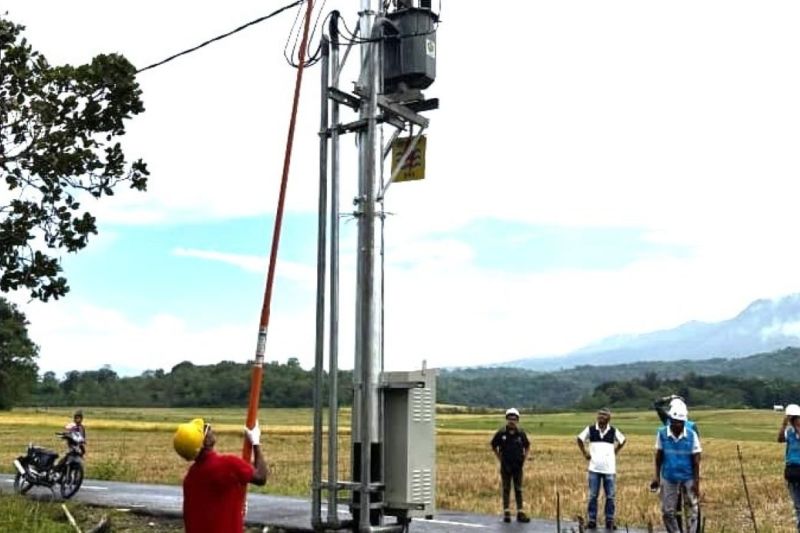 pln-alirkan-listrik-ke-daerah-pelosok-di-kabupaten-ngada
