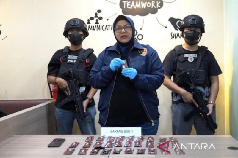 polda-metro-jaya-gagalkan-peredaran-cartridge-narkotika-etomidate-di-jakbar