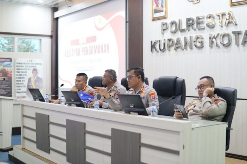 Ratusan personel gabungan amankan konser Iwan Fals di Kupang