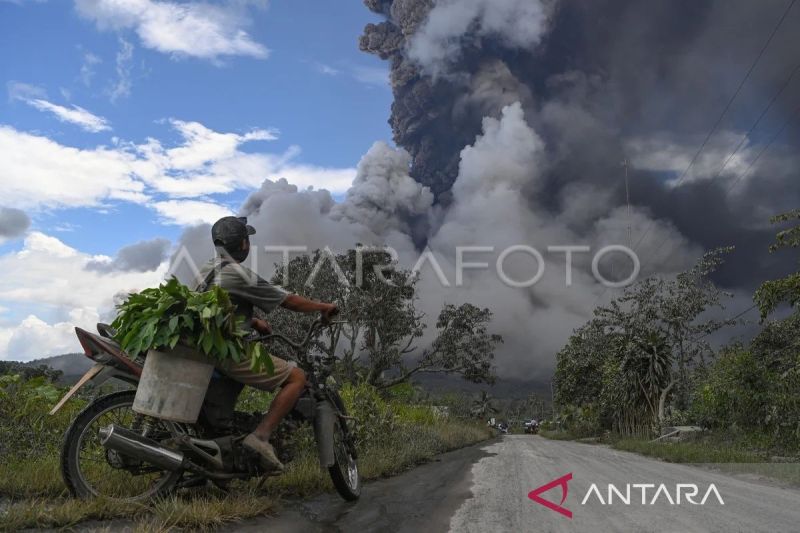 Gunung Lewotobi Laki-Laki menyemburkan abu setinggi 1,5 kilometer