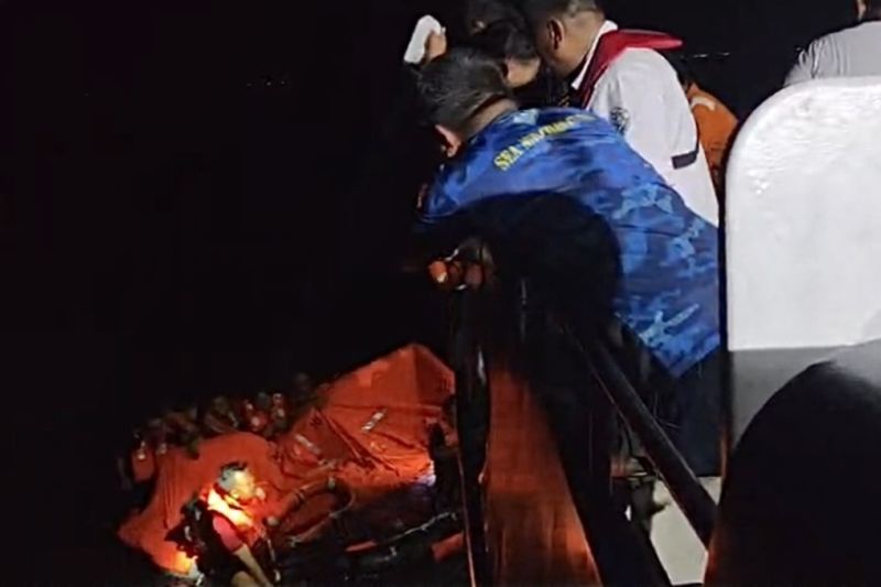 ksop-batam-selamatkan-9-awak-kapal-mv-golden-star-1-yang-tenggelam
