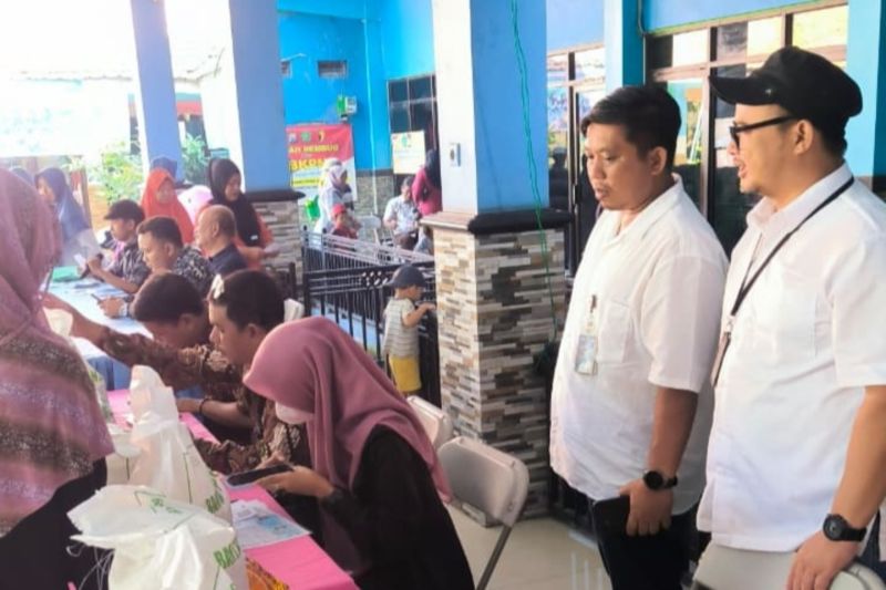 bulog-surabaya-salurkan-bantuan-pangan-kepada-181442-pbp