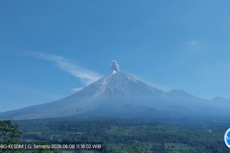 Aktivitas Gunung Semeru masih didominasi erupsi dan gempa le
