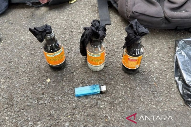 polisi-tetapkan-pembawa-botol-bersumbu-saat-demo-sebagai-tersangka