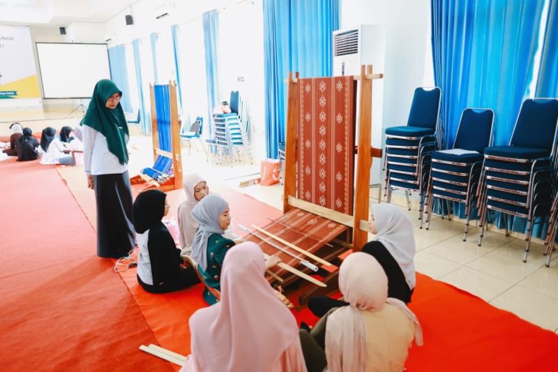 kolaka-dan-antam-latih-umkm-kembangkan-rajutan-dan-kain-mantik