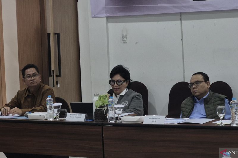 komisi-vii-dpr-kaji-penguatan-aturan-mikroplastik-dan-galon-isi-ulang