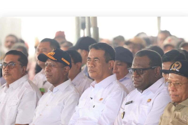 mentan-amran-serahkan-bantuan-peralatan-pertanian-bagi-petani-merauke