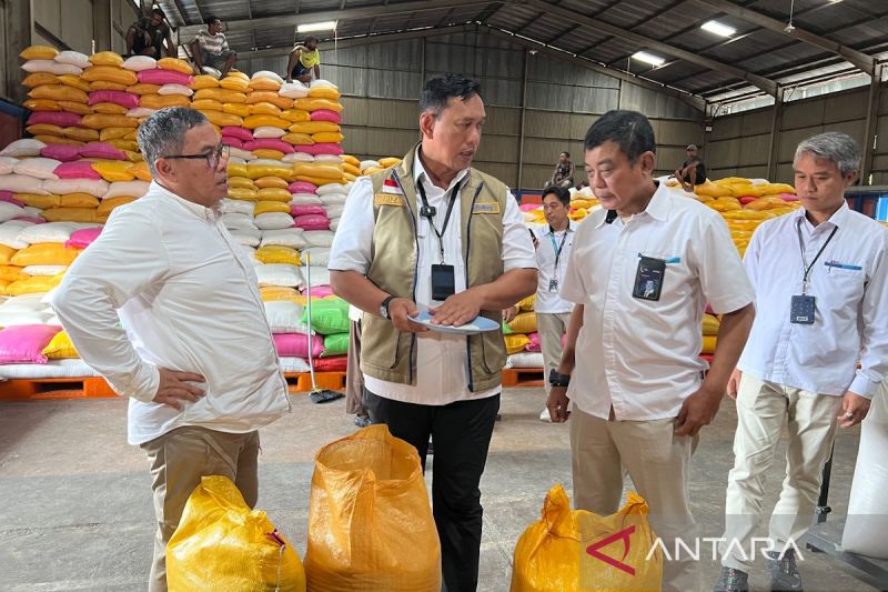 dirut-bulog-tinjau-stok-beras-jayapura-perkuat-pasokan-3-kali-lipat