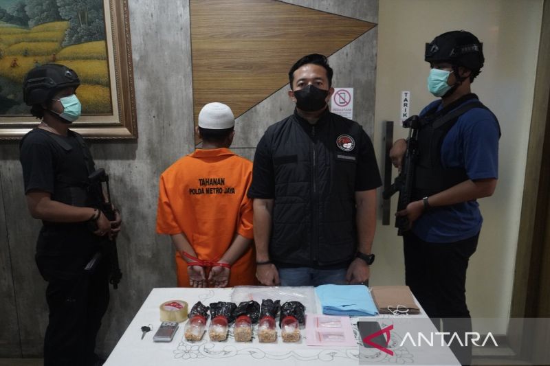 polisi-ungkap-peredaran-sabu-dengan-modus-pakan-burung-di-bekasi