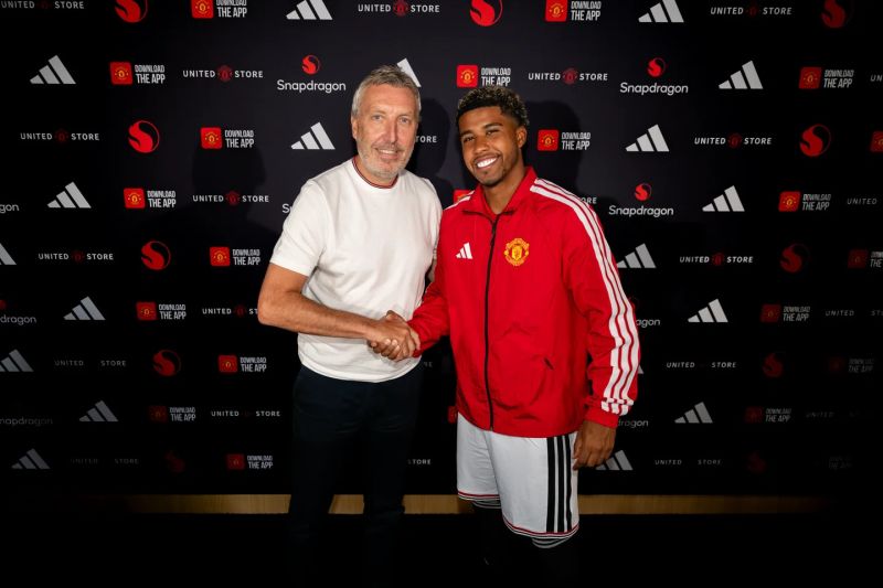 Manchester United resmi datangkan Andrey Santos dari Chelsea