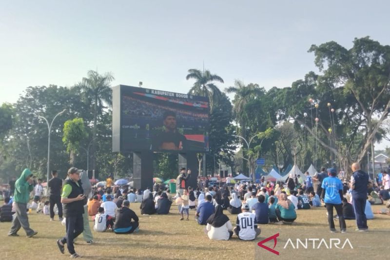 Bupati Bogor izinkan PKL berdagang di Alun-alun Tegar Beriman