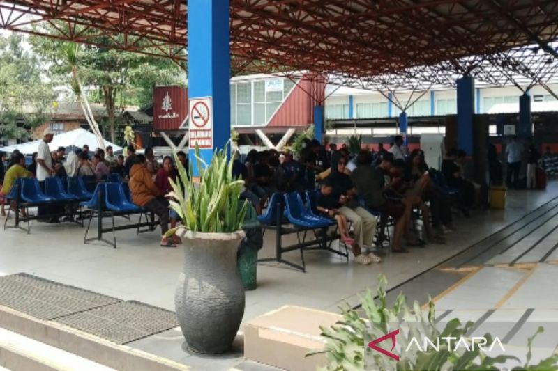 Keluarga penumpang Virgo Transport 8 menanti kabar di Pelabuhan Trisakti