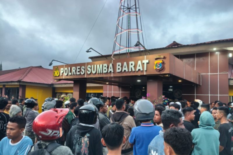 TNI membantu Polres Sumba Barat redam ketegangan massa