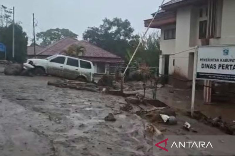 Banjir bandang merusak perkantoran bupati dan rumah warga di Solok