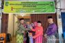 Bupati Meranti beri ambulans untuk warganya di Pekanbaru