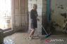 Warga Tambun Utara Bekasi mulai bersihkan sisa banjir kiriman