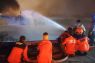 Petugas gabungan lakukan pemadaman kebakaran kapal di PPS Cilacap