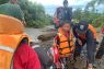 Tim SAR evakuasi tiga korban banjir di Morowali gunakan perahu karet