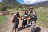 TNI soldiers deliver rice packets to C Papua villagers