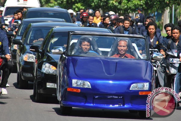 Mahasiswa Unej pamerkan mobil  listrik Sinosi Otomotif 