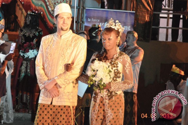 Pernikahan tradisional Indonesia digelar di Kongo ANTARA pernikahan tradisional indonesia digelar di kongo