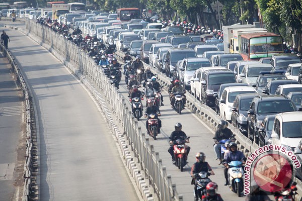 Hasil gambar untuk PENGENDARA MOTOR MELANGGAR JALUR BUSWAY