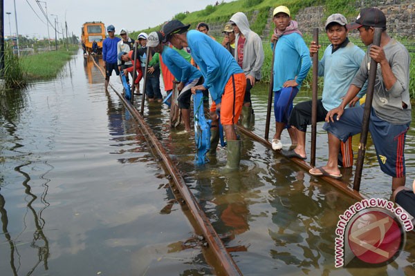 Dua perjalanan KA tertahan akibat banjir Pasuruan