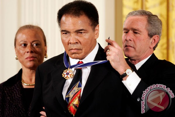 Putra ikon tinju Muhammad Ali ditahan di bandara Florida