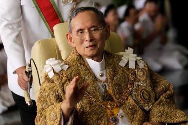 Rakyat Thailand berkumpul di Istana saksikan guci jenazah raja
