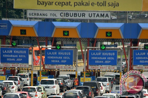 Arus kendaraan melalui Gerbang Tol Ciawi lengang Arus kendaraan melalui Gerbang Tol Ciawi lengang