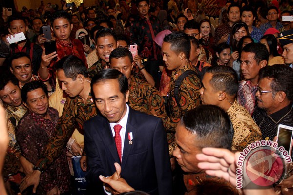Jokowi minta guru ajarkan etika sosial