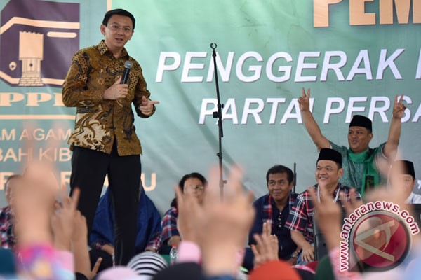 Kedatangan Ahok di Pulau Pramuka disambut marawis Kedatangan Ahok di Pulau Pramuka disambut marawis