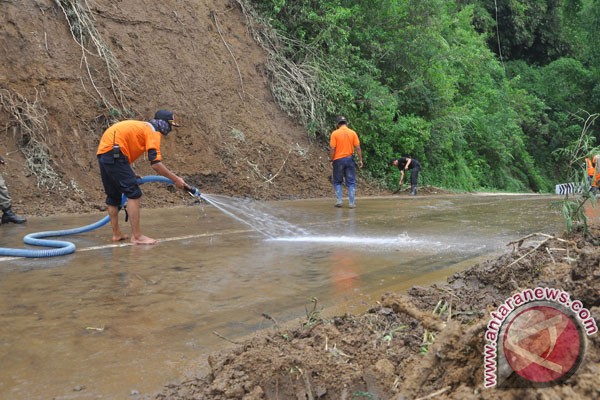 Longsor tutup 500 meter jalan lintas Meulaboh-Geumpang