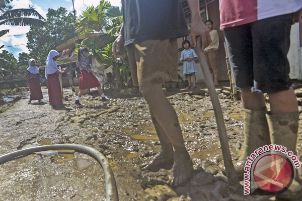 Banjir bandang terjang puluhan rumah di Karawang