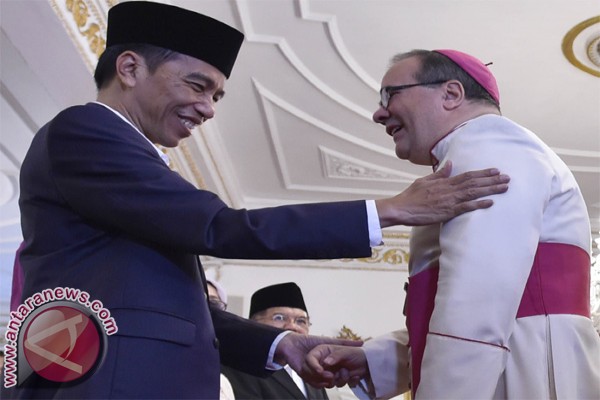 Senyum dan salaman Lebaran ala Presiden Jokowi Senyum dan salaman Lebaran ala Presiden Jokowi
