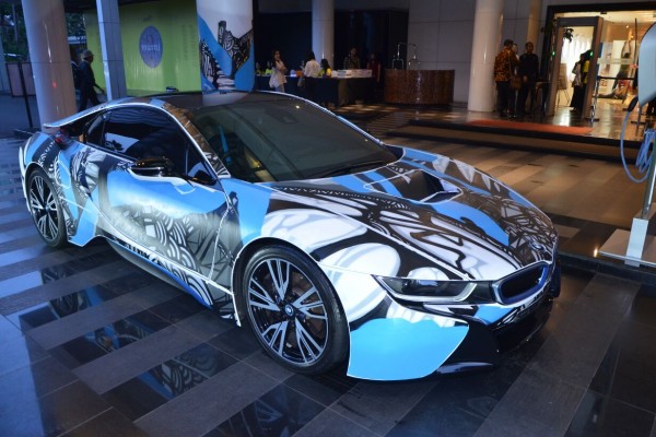 Begini tampilan BMW i8 setelah dikelir ‘Clash of the Titans’