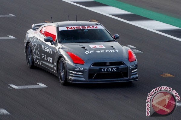 Dikendalikan dengan stik game, Nissan GT/RC melesat di 