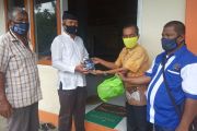 Ratusan masker dibagi PWI Agam-BPJS Kesehatan ke jamaah shalat Jumat