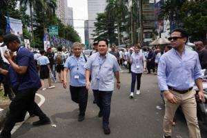 Banjir Massa, Erick Pilih Jalan Kaki Hadiri Kampanye Akbar Prabowo-Gibran