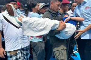 Stadion GBK Terlalu Padat, Sejumlah Massa Jatuh Pingsan