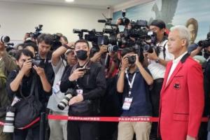 Pakai Jas Banteng, Ganjar Hadiri Perayaan HUT ke-51 PDIP Tanpa Mahfud MD