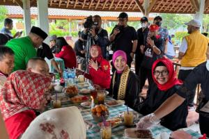 Pakai Jaket Sat Set, Atikoh Hadiri Pertemuan TPD Ganjar-Mahfud Lampung Hingga Meresmikan Pasar Murah